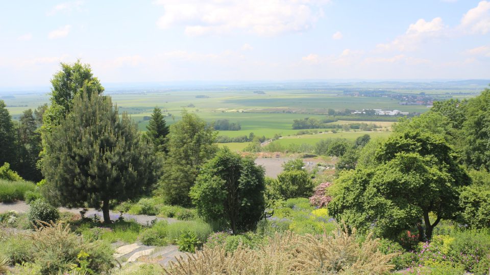 Výhled do okolí arboreta směrem na Dlouhou Loučku