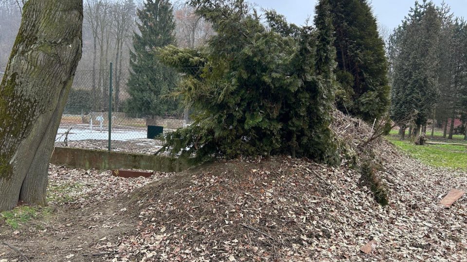 Zářijovými povodněmi poničený tenisový areál v Teplicích nad Bečvou