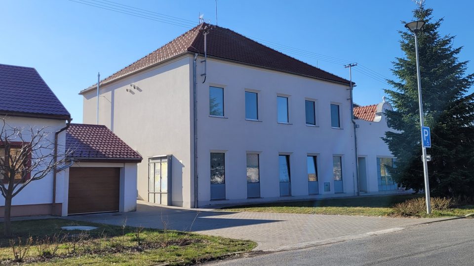 Bývalá škola a školka dnes slouží jako sociální bydlení