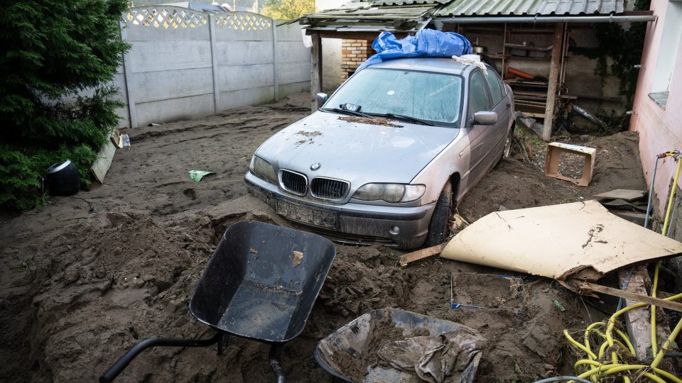 Celý dvůr u domu Dudkových v České Vsi na Jesenicku je po povodni pokrytý vrstvou písku