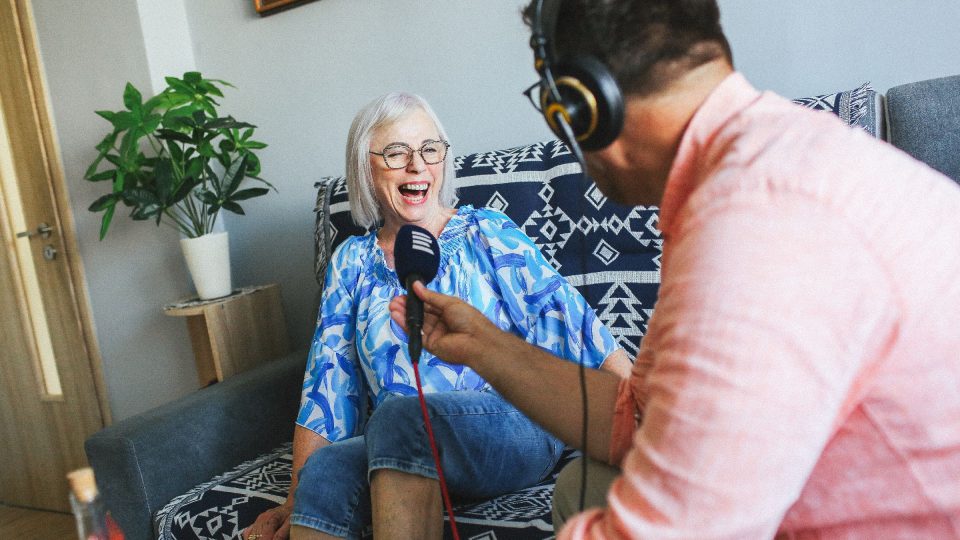 Věra Zapletalová a moderátor Patrik Rozehnal