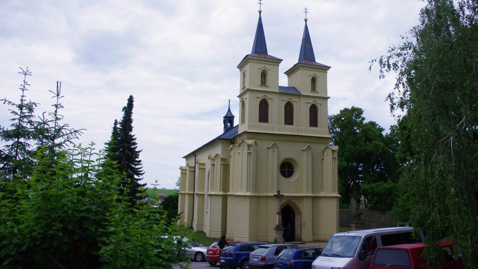 Průčelí kostela bylo dostavěno až v 19. století včetně dvojice věží
