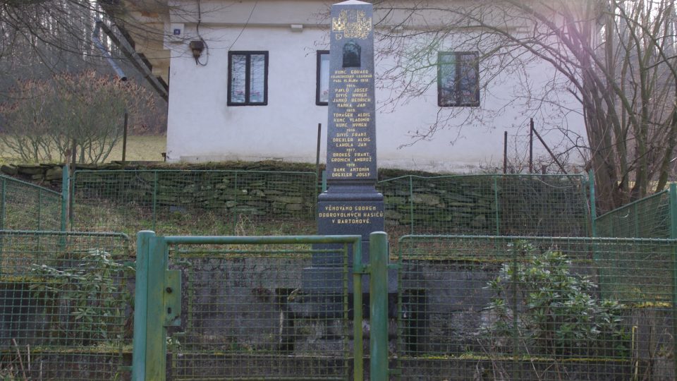 Pomník padlým v obci nechali postavit místní hasiči