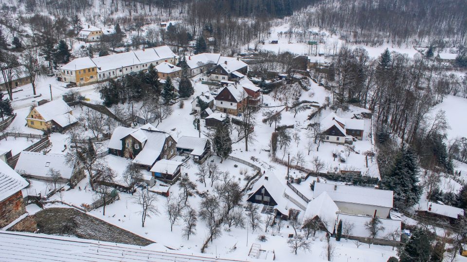 Hrad Sovinec obklopuje vesnička, ve které žije asi jen dvacet stálých obyvatel