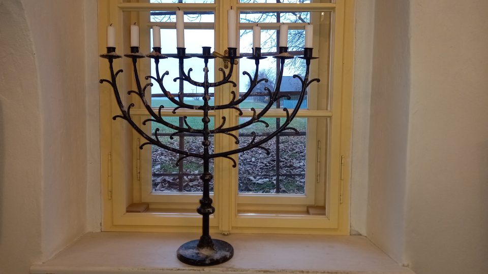 Originální kovaný chanukový svícen loštické synagogy