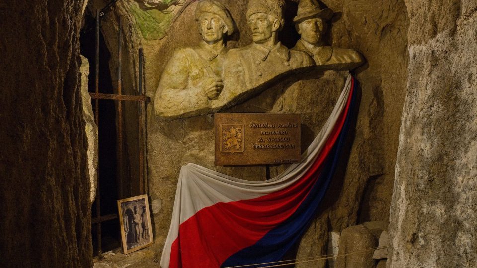 Obnovený památník českým legionářům. Ten původní vytvořil sám František Burian. Nacisté ale jeho dílo zničili