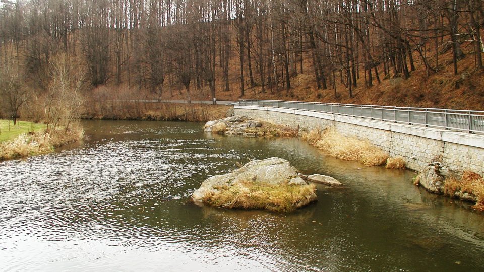 Řeka Belá v Písečné protéká velmi romanitým korytem.JPG