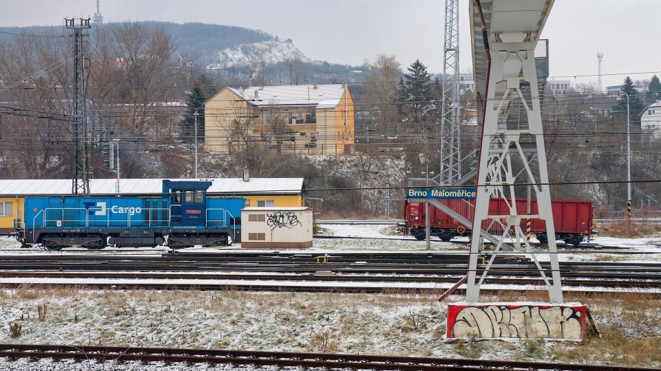 Vagón spouštěný ze svážného pahrbku. Sám pokračuje do sektoru brzd a dále na požadovanou kolej