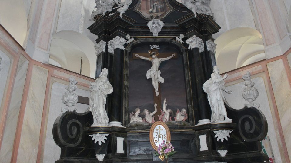 Oltář pohřební kaple Žerotínů s výzdobou od Jiřího Antonína Heinze