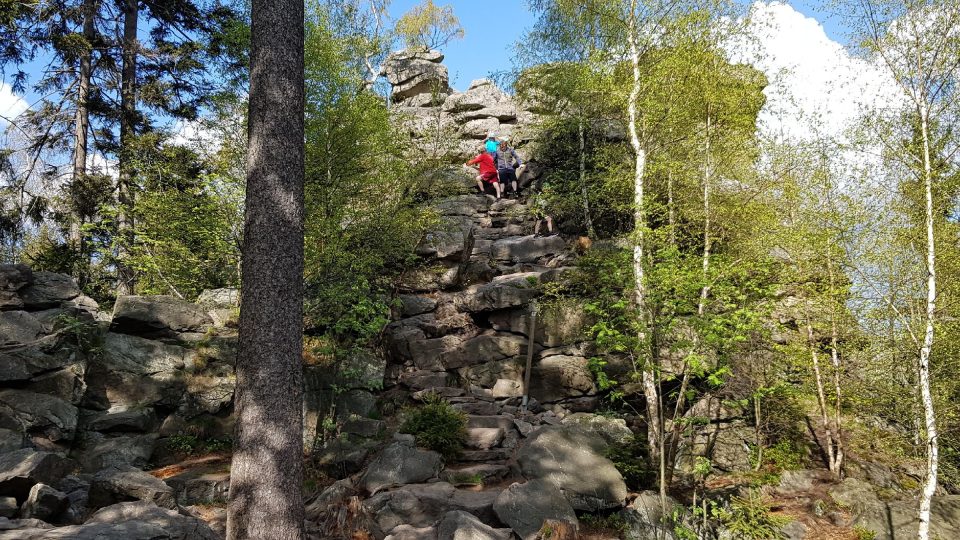 Skály lákají turisty k výstupu na vrchol