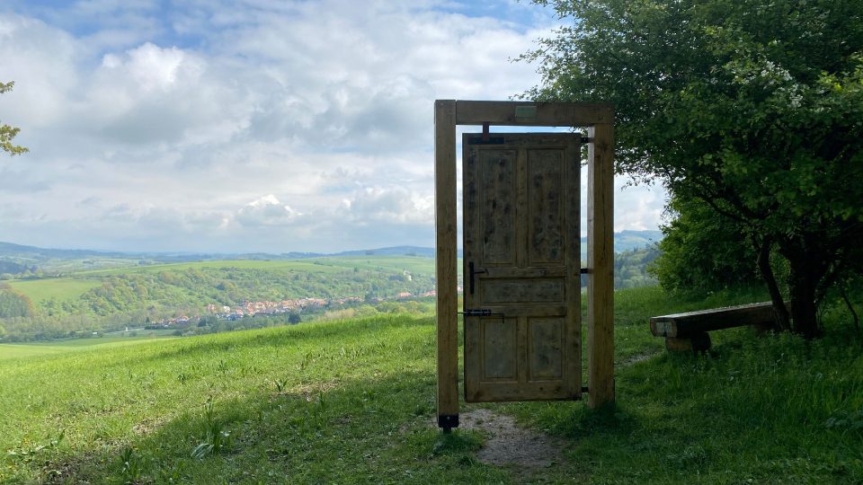 Cestou k rozhledně potkáte osměle stojící dveře. Když je otevřete, nabídne se vám krásně orámovaný pohled k Pitínu