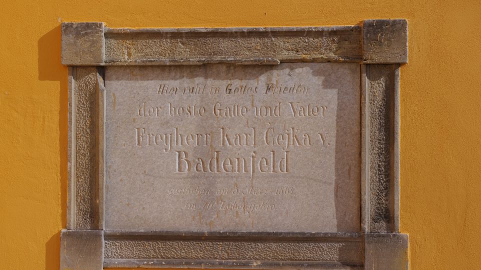 Epitaf někdejšího majitele panství, slezského novošlechtice Karla Čejky barona z Badenfeldu