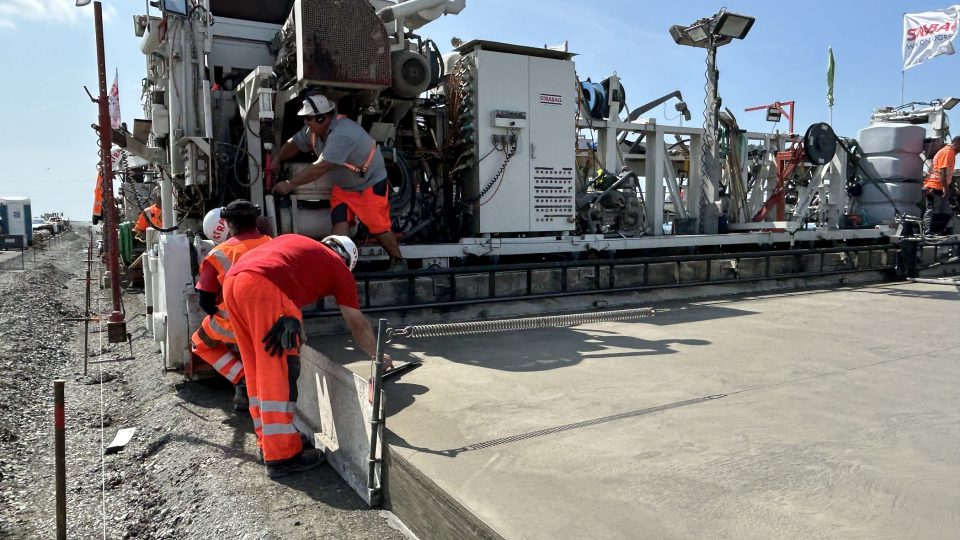 Na posledním chybějícím úseku dálnice D1 začali se zkušebním betonováním