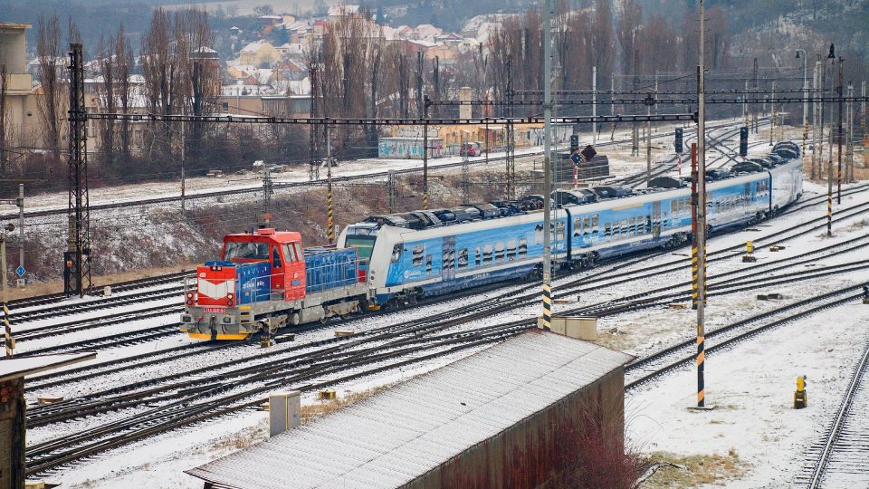 Vedle maloměřického nádraží je také depo pro údržbu osobních vlaků, kam je tažen i tento RegioPanter dieslovou lokomotivou