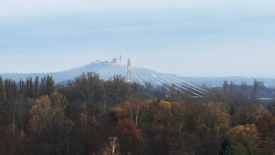 Výhled na Kunětickou horu překryl nový lanový most | foto: Tereza Brázdová, Český rozhlas Výhled na Kunětickou horu překryl nový lanový most