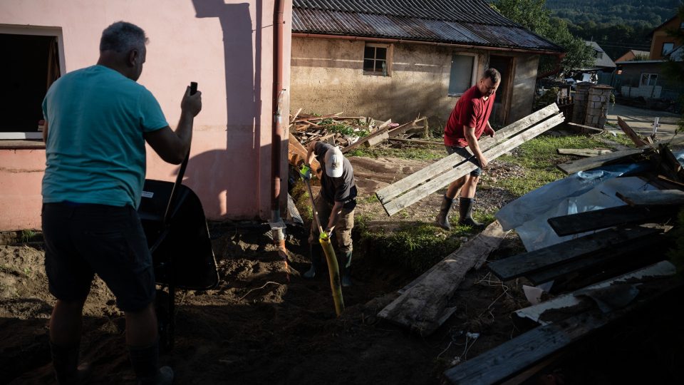 S odklidem nejen písku manželům Dudovým pomáhají přátelé a dobrovolníci