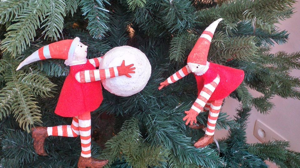 Na jednom ze stromků objevíte vánoční skřítky