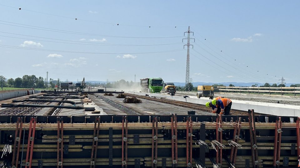 Na posledním chybějícím úseku dálnice D1 začali se zkušebním betonováním