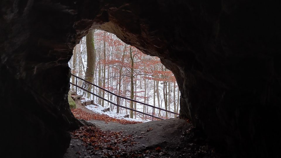 Pohled z jeskyně u Zkamenělého zámku