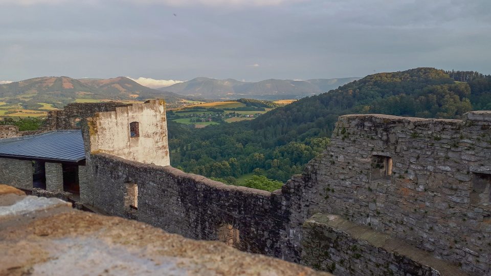 Věž hradního paláce nabízí výhledy do okolí