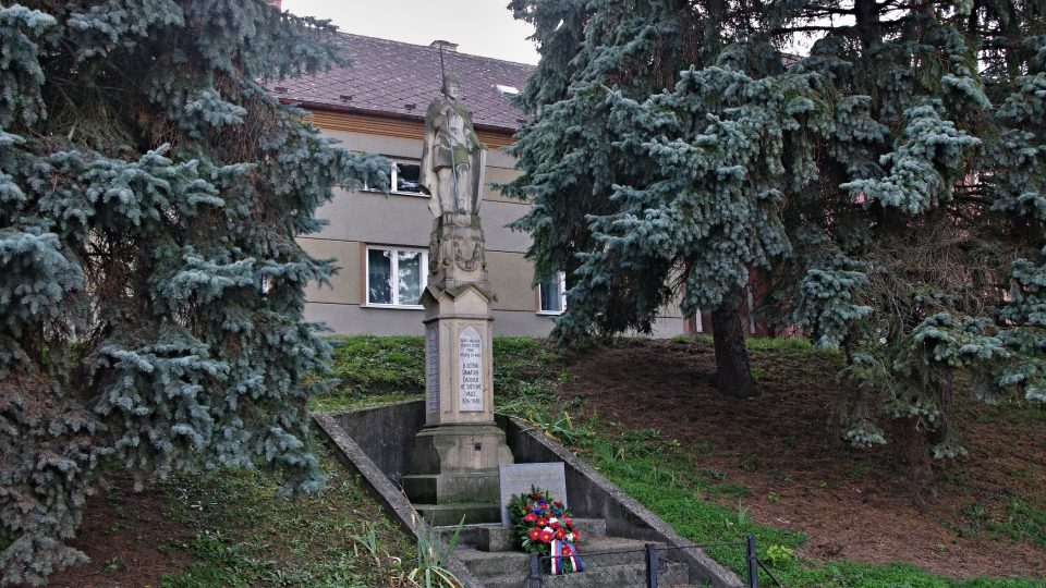 Pomník padlým v centru obce