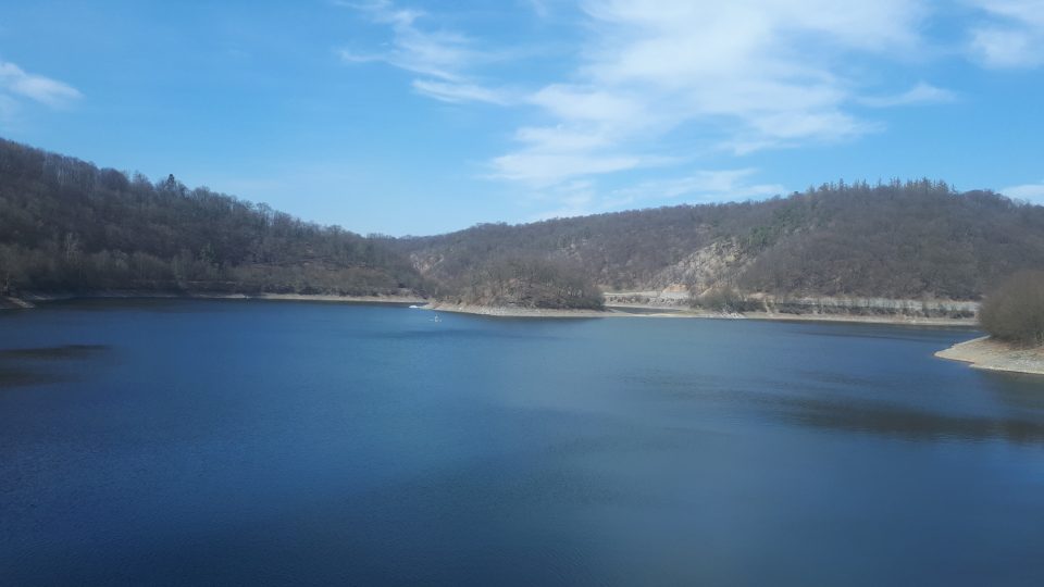 pohled na vodní hladinu Klíčavské přehrady.jpg