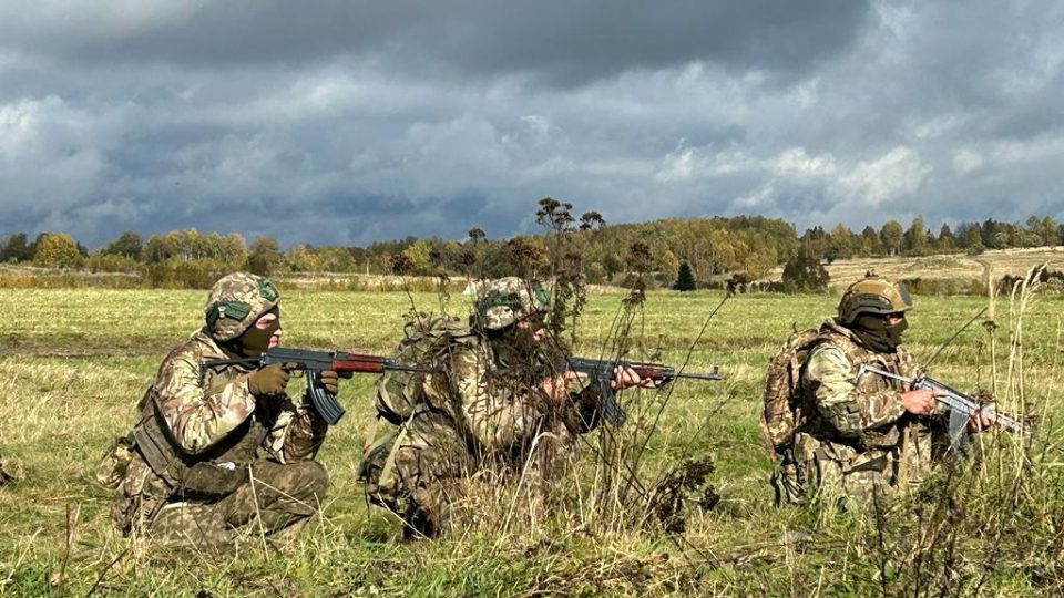 Na Libavé se ukrajinští vojáci cvičí na boje v zákopech