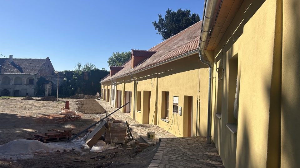 Hospodářské budovy v areálu tovačovského zámku přestavují na komunitní a kreativní centrum | foto: Lenka Kratochvílová, Český rozhlas Hospodářské budovy v areálu tovačovského zámku přestavují na komunitní a kreativní centrum