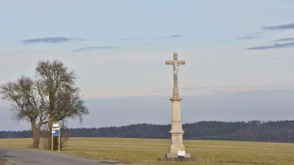 Další z Rakůveckých křížů stojí na křižovatce cestě do Rakové