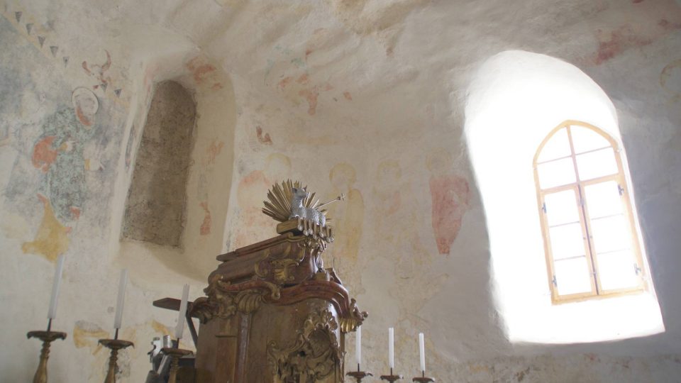 Podoba presbytáře prozrazuje stáří kostela