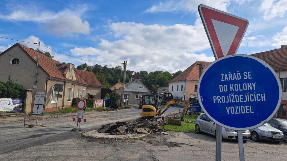 Hlavní příjezdová cesta do Konice ze směru od Prostějova a Olomouce se stále opravuje
