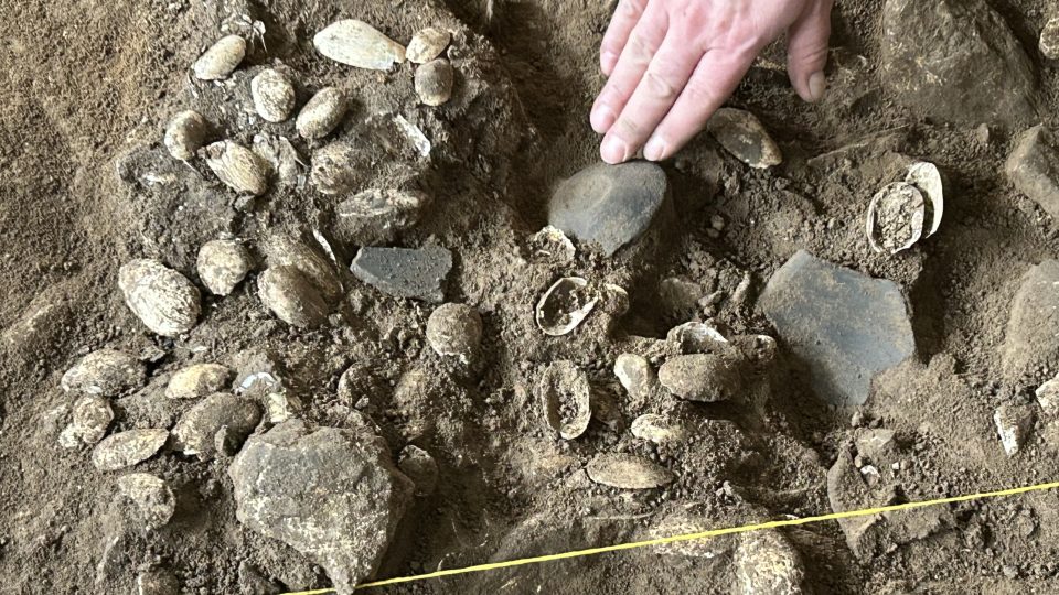 Archeologové narazili v centru Přerova na zhruba tisíc let starou kostěnou brusli