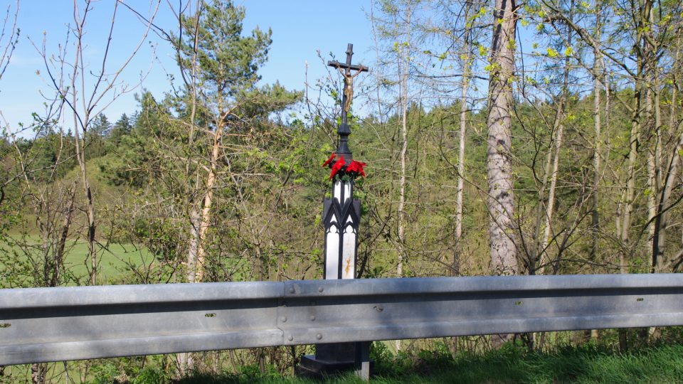Další kříž stojí u příjezdu do vesnice přímo u silnice