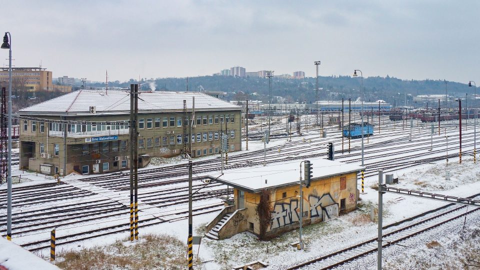 Ve velké drážní budově jsou kanceláře, pracoviště zabezpečovací signalizace, výpravčí i zázemí pro posunovače