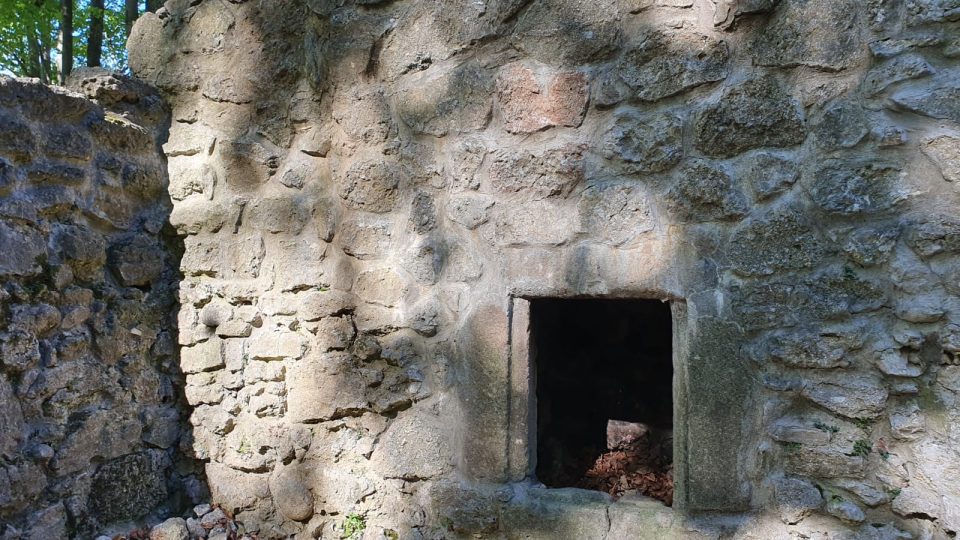 Dochovaly se zbytky zdí, především obytné části hradu