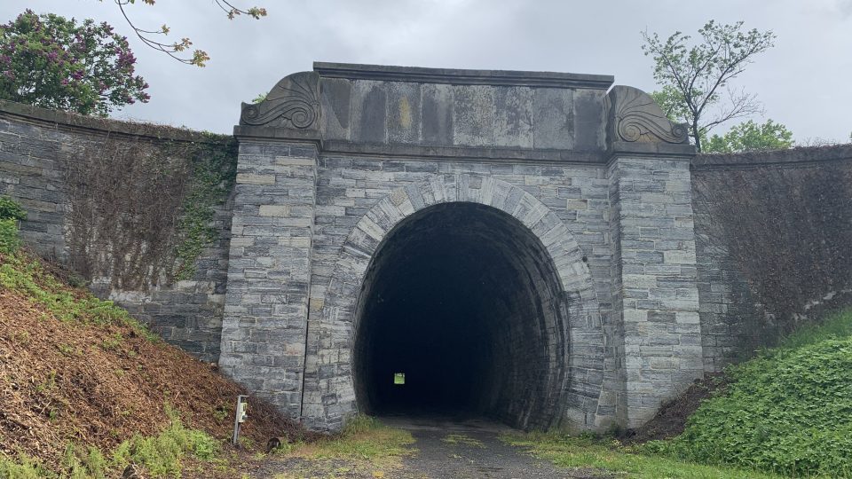 Západní portál tunelu ve Slavíči