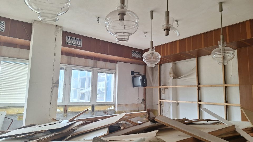 Rekonstrukce budovy Sigmia na třídě Kosmonautů je aktuálně ve fázi bourání