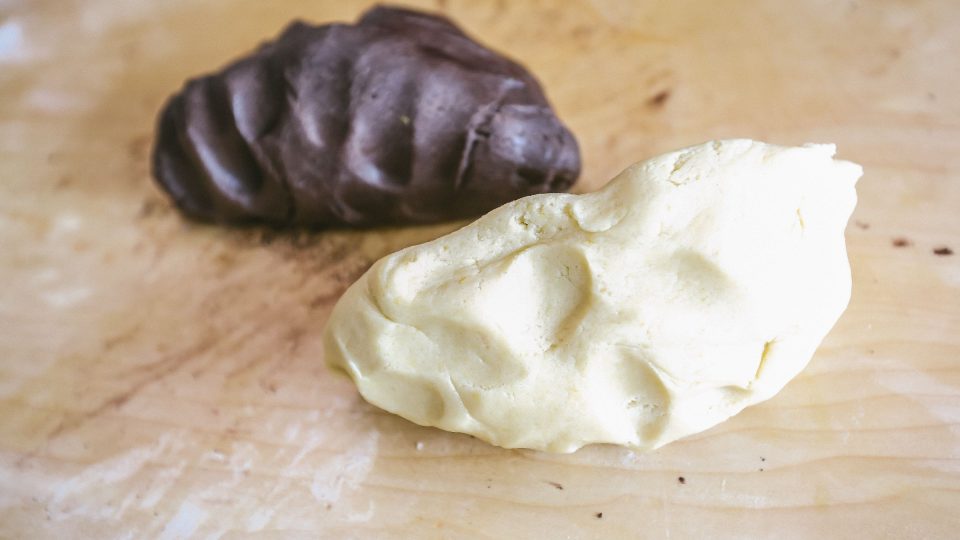 Vypracujeme světlé a tmavé těsto | foto: Jana Volková Vypracujeme světlé a tmavé těsto