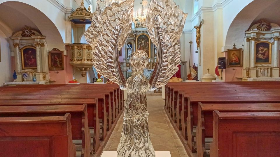 Křišťálový anděl patří mezi tři stovky skleněných objektů v kostele