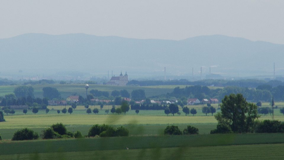 Z vrcholu jsou vidět tři poutní místa Sv. Kopeček, sv. Hostýn a tento kostel v Dubu nad Moravou