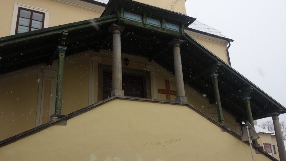Typický je pro šumperský kostel vstup po dvouramenném krytém schodišti. Praktický je zejména v zimě