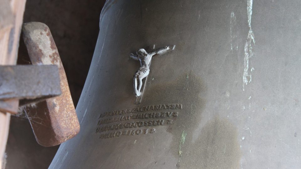 Reliéf Krista na kříži na zvonu  v kostele sv. Jana Křtitele ve Velkých Losinách.JPG