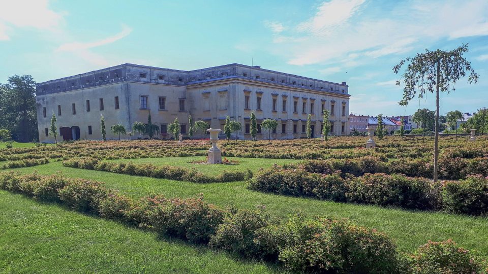 Zámek Slezské Rudoltice s parkem, ve kterém přibyly nové vázy a sochy