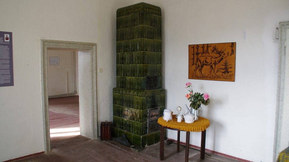Kamna zachovaná v interiéru jsou o dost novější než zámek