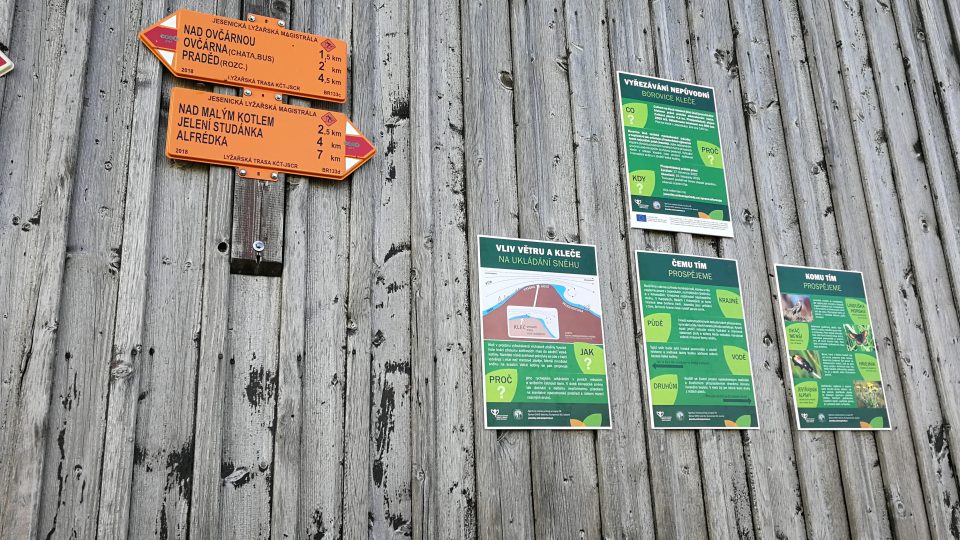 Turistům problematiku kácení kleče vysvětlovaly informační panely na přístřešku na vrcholu Vysoké hole