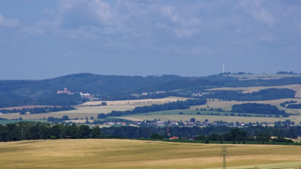 Výhled od kaple sv. Rocha na hrad Mírov i na kopce kolem Studené Loučky