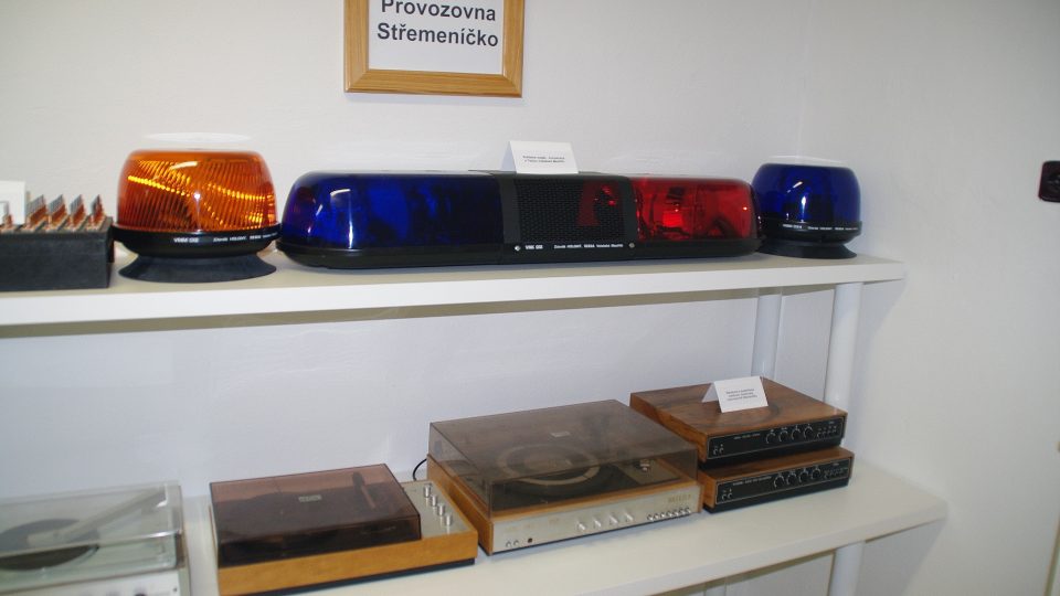 Provozovna Střemeníčko patřící pod Teslu vyráběla nejen díly do policejních majáků, ale také unikátní kvadrofonní zesilovače vpravo dole