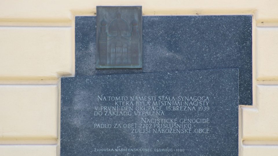 Pamětní deska na Palachově náměstí, kde stála synagoga