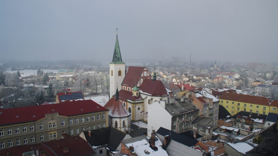 Pohled z věže k severozápadu na kostel sv. Marka a kapli sv. Jiří