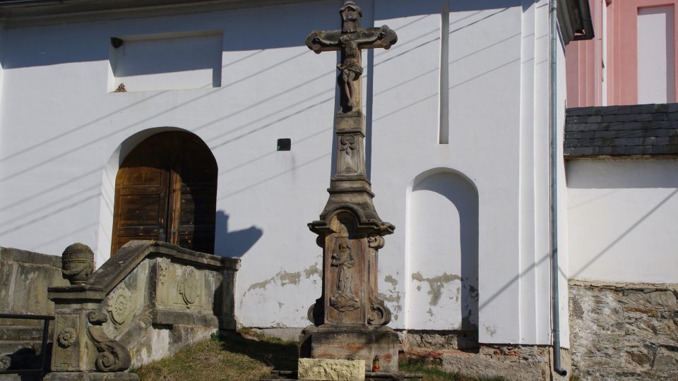Kříž u vstupu do kostelního areálu
